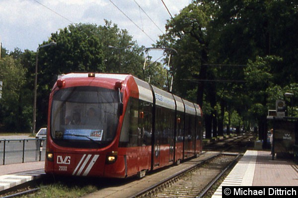 Bild: Die Variobahn aus Duisburg an der Haltestelle Sportforum