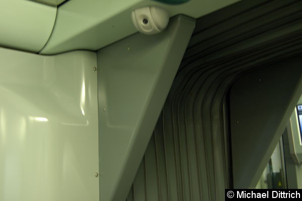 Bild: Eine der verkleideten Verstärkungen des Wagenkastens, darüber eine Kamera zur Videoüberwachung
